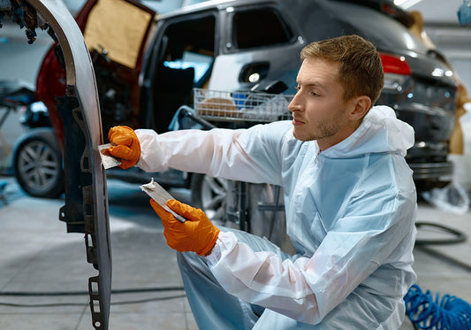 ¿Cómo aplicar plaste automotriz para tener una superficie uniforme?
